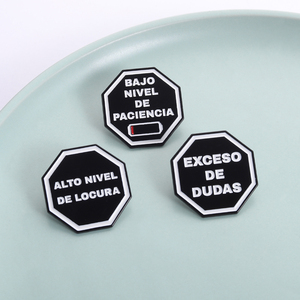 Pin de Esmalte con Etiqueta de Citas en Español, Broches con la Frase 'BAJO NIVEL DE PACIENCIA, ALTO NIVEL DE LOCURA', Joyería de Solapa, Regalo para Amigos - Product Image 1