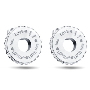 Pendientes de tuerca de acero inoxidable de 14 mm con diamante de amor y engaste redondo para uso diario - Product Image 1
