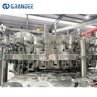 Machine de remplissage de boissons gazeuses 12000BPH CSD, ligne de lavage, remplissage et bouchage 3 en 1 pour bouteilles PET