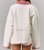 Produsen Jaket Katun Wanita Model Crop Longgar dengan Kerah dan Manset Bermotif Kotak-kotak Gingham Putih Kontras Merah, Kancing Logam, dan Bahu Jatuh