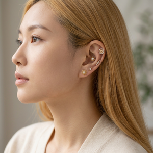 Pendientes de Titanio ASTM F136 con Diseño de Girasol Hello Kitty de Maina, Tipo Labret con Parte Trasera Plana y Circonita Cúbica para Cartílago y Tragus - Product Image 3