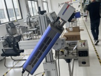Automatischer Glasflaschen-CO2-Laser-Strechdrucker 30 W 40 W Hochgeschwindigkeits-CO2-Laser-Markierungsmaschine