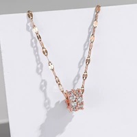 Collier pendentif sablier exquis en micro-pavé minimaliste de luxe avec zircone 3A