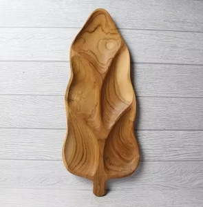 Assiette en bois de teck en forme de feuille, artisanale, décorative, pour servir des fruits, du fromage, des apéritifs et des desserts - Product Image 3