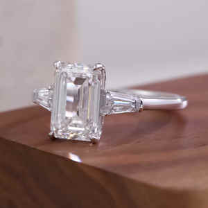 خاتم خطوبة VOAINO من الذهب الأبيض مرصع بالماس المصنّع في المختبر بتقنية CVD، بقطع الزمرد ولون VVS DEF وتصميم بثلاثة أحجار - Product Image 3