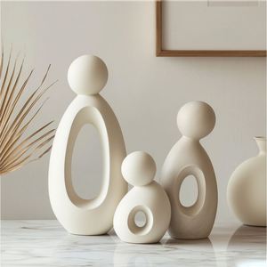 Figurine en résine minimaliste abstraite de famille de trois personnes - Décoration moderne pour étagère et armoire - Product Image 1