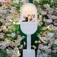 Cabine téléphonique vintage moderne en métal blanc pour livre d'or audio, idéale pour les décorations de mariages et événements en extérieur