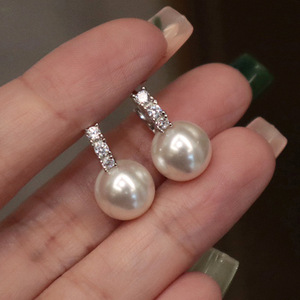 Orecchini Geometrici con Perle Lucide, Eleganti e Delicati, Gioielli alla Moda, Accessorio Minimalista per Uso Quotidiano - Product Image 2