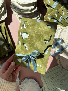 <span class=keywords><strong>Invitaciones</strong></span> <span class=keywords><strong>de</strong></span> <span class=keywords><strong>Boda</strong></span> <span class=keywords><strong>de</strong></span> Lujo con Corte Láser, Patrones Florales, Terciopelo Verde Salvia, Bolsillo y Letras Impresas con Técnica Letterpress, con Cinta <span class=keywords><strong>de</strong></span> Seda - Product Image 1