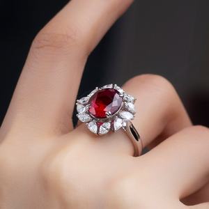 Anillo de Compromiso Messi Jewelry MSR-1034 de Oro Blanco de 10K con Rubí de Laboratorio de Forma Ovalada - Product Image 4