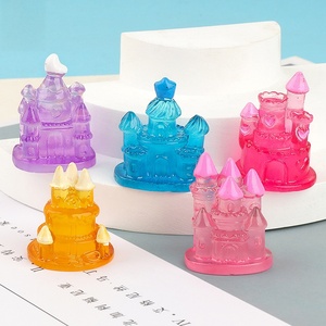 Vente en gros de figurines en résine de château de rêve de dessin animé, ornements en résine kawaii, modèle en résine qui brille dans le noir pour la décoration de voiture - Product Image 1