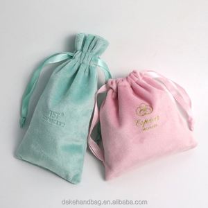 Pochette cadeau en velours avec cordon et ruban, personnalisable avec logo, petite, rose et verte, pour bagues, boucles d'oreilles et montres - Product Image 5