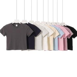 เสื้อยืดเอวลอยเข้ารูปของผู้หญิงผ้าคอตตอนผ้าสแปนเด็กซ์230gsm เสื้อครอปทรงสลิมฟิตสำหรับการออกแบบแบรนด์ - Product Image 1