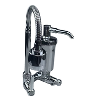Robinet de cuisine de l'hôtel à double poignée en laiton à un trou au design moderne, purificateur d'eau à double bec monté sur le pont, double évier