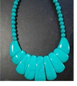 Collier en résine fait main de qualité supérieure avec fleurs séchées, bijoux artistiques pour femmes, élégant et unique, disponible à la vente - Product Image 2