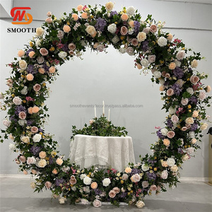 Arco de Flores Artificiales de Alta Calidad con Aspecto Natural en Verde y Blanco para Decoración de Bodas - Product Image 1