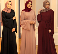 Robe longue simple et ouverte pour femmes musulmanes. Robe longue légère imprimée. Ensemble de robe islamique avec foulard.