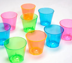 Vente en gros de verres à vin miniatures transparents personnalisés pour fêtes, 2 oz, gobelets à shot en plastique multicolores - Product Image 4