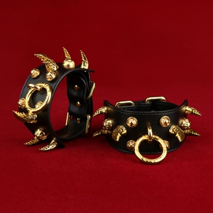 Esposas de Cuero con Tachuelas Metálicas y Anillo en D, Restricciones Ajustables de Bondage BDSM para Hombres y Mujeres - Product Image 3