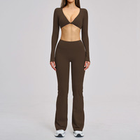 Ensemble de yoga personnalisé, durable et recyclé, comprenant un crop top de sport à manches longues et col en V, et un pantalon de yoga évasé à jambe large, effet push-up fessier, pour l'entraînement