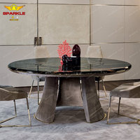 Table à manger ronde de luxe avec plateau en marbre et chaises Mobilier de maison élégant pour appartement ou villa