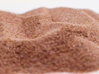 Sable de grenat rose 30/60 mesh, abrasif haute dureté pour la découpe jet d'eau et la préparation de surfaces par sablage industriel