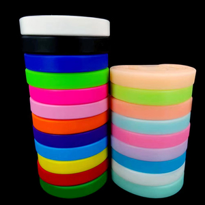 Bracelets promotionnels phosphorescents en silicone sérigraphiés avec logo couleur et icônes personnalisées pour événements nocturnes et fêtes Glow Party - Product Image 2