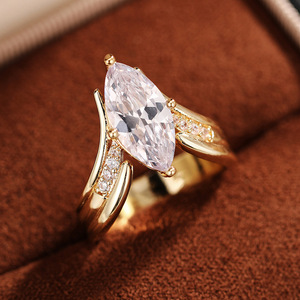 Anello da donna con design a V geometrico a forma di marquise - Product Image 1