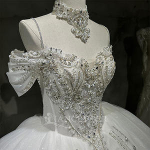 Robe de mariée princesse moderne blanche avec traîne chapelle Wx103 - Product Image 3