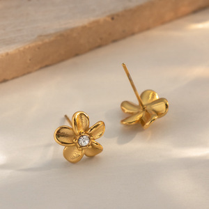Boucles d'oreilles clous fleur en zircone cubique, acier inoxydable plaqué or 18 carats PVD pour femme, luxe, fraîcheur, douceur, chic, tendance, usage quotidien - Product Image 5