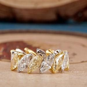 Anillo de diamantes de joyería fina con piedra central de corte esmeralda radiante y banda pulida elegante para un compromiso sofisticado. - Product Image 2