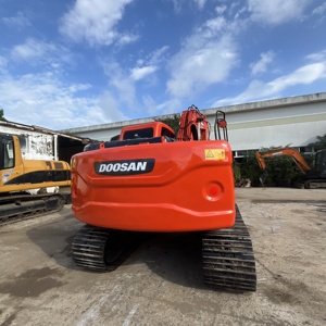 Excavadora de cadenas Doosan DX140LC-9C de 15 toneladas con cazo de excavación, color rojo, hidráulica Kawasaki, hidráulica ENERPAC, usada - Product Image 3