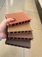 Plancher composite WPC carré imperméable avec quille solide et système d'assemblage pour terrasses extérieures