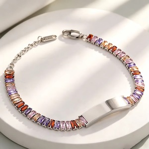 Pulsera de tenis multicolor de circonitas rectangulares, plateada y dorada, de acero inoxidable que no se desvanece, con barra curva en blanco, apilable y brillante - Product Image 4