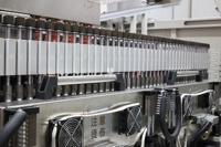 Machine automatique de soufflage de bouteilles de type servo à grande vitesse 500ml Machine de moulage par soufflage de bouteilles d'eau pour animaux de compagnie à 6/8 cavités