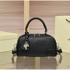 Bolso de Mensajero Tipo Trapeze de Piel Sintética Blanca para Mujer, con Dos Correas, Decoración de Remaches, Cierre de Cremallera, Impermeable, Duradero y de Lujo - Product Image 3