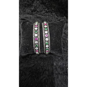 Brazaletes finos de plata antigua en estilo de templo tradicional con detalle de piedras preciosas - Product Image 1