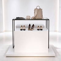 Portant à vêtements pour boutique, structure tubulaire dorée, table de présentation en marbre avec plateau en verre, rail de suspension, CE ETL, vente en gros et au détail