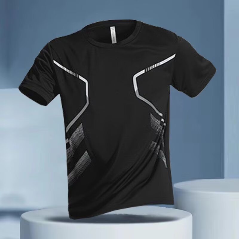 Camisa negra de manga corta con rayas.