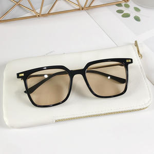 Lunettes de soleil carrées Qianai pour femmes avec rivets à points, protection UV400, type 3 verres, monture noire, verres en acrylique - Product Image 3