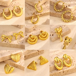 Pendientes de Acero Inoxidable de Alta Gama Europeos y Americanos, Geométricos, con Forma de Corazón y Espiga, Chapados en Oro de 18K, para Mujer - Product Image 1