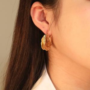 ต่างหูทรงห่วงหนา ดีไซน์เก๋ไก๋ ลายตอกแบบไม่สม่ำเสมอ ชุบทอง 18k กันน้ำ เหมาะสำหรับผู้หญิง - Product Image 1