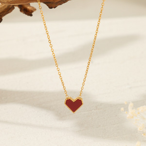 Tour de cou parisien en forme de cœur-Chaîne en acier inoxydable plaqué or 18 carats avec pendentif cœur cramoisi en émail vitrifié - Product Image 1