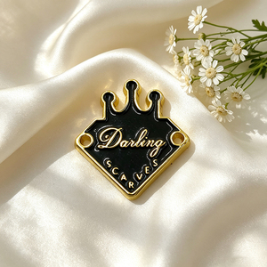Etiquetas Metálicas Personalizadas para Ropa, Logotipo Triangular en Relieve, Etiqueta de Aleación de Zinc para Ropa de Moda, MOQ de 100 Piezas - Product Image 3