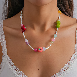 Collar con cuentas en forma de fruta para mujer, colgante redondo de resina con perlas de imitación, gargantilla, joyería de moda para uso diario - Product Image 1