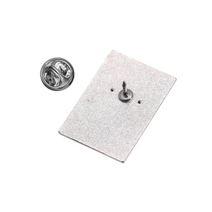 Broche en métal plaqué argent racontant des histoires effrayantes en émail foncé livre d'histoires d'horreur imprimé en typographie sac à dos épingle à badge - Product Image 3