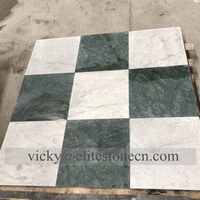 Carrelage de jardin extérieur en pierre calcaire beige, motif français, finition vieillie