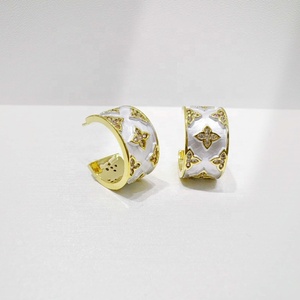 Pendientes de plata de ley 925 al por mayor, estilo occidental, bicolor, de moda para mujer, únicos, de verano, con trébol chapado en oro y perlas. - Product Image 1