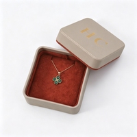 Boîte à collier de luxe en cuir PU avec couvercle et base, insert en velours, estampage à chaud, logo personnalisé, vente en gros