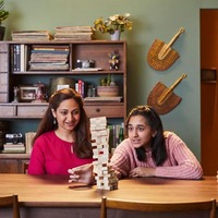 Hasbro Gaming Jenga Classic Game avec de véritables blocs de bois dur, jeu de tour d'empilage pour 1 joueur ou plus, enfants de 6 ans et plus
